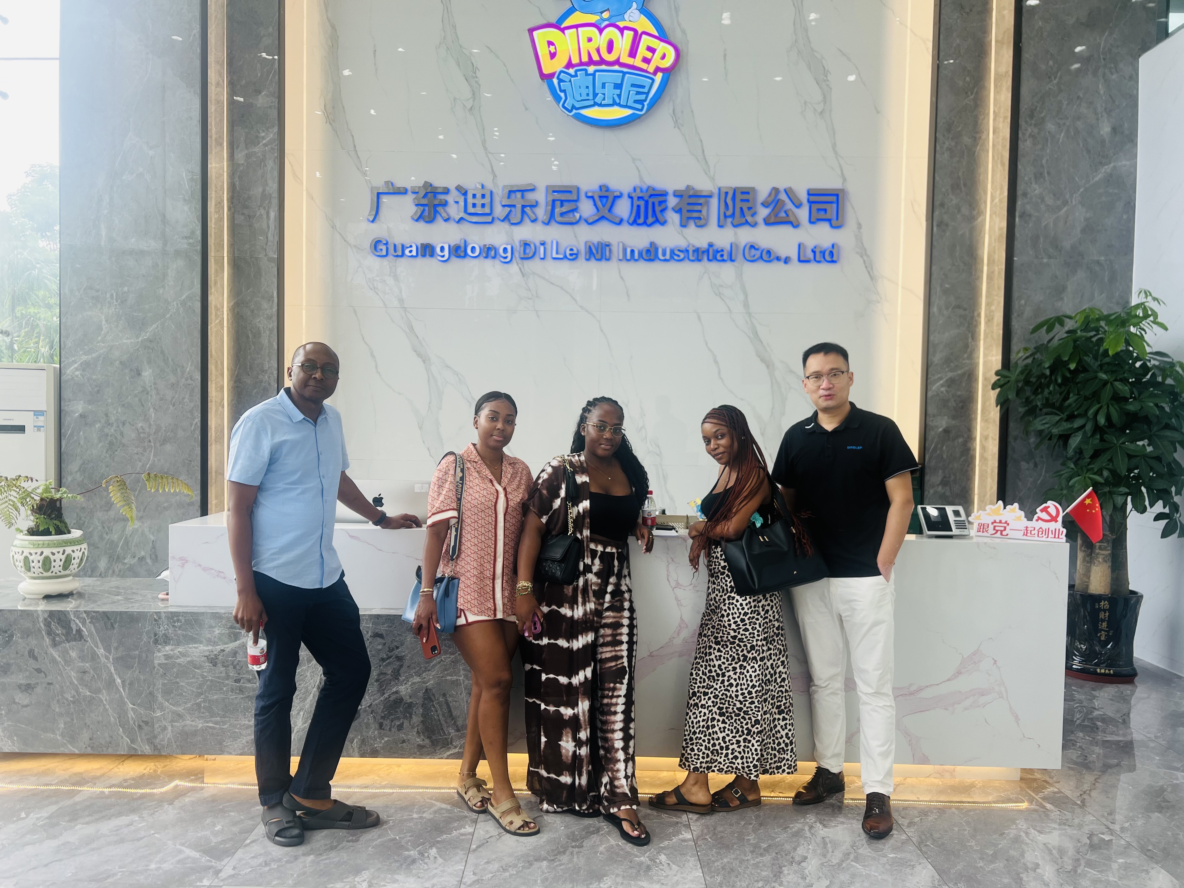 Lead the guests from the Democratic Republic of the Congo to visit Dirolep Park for children indoor playground equipment